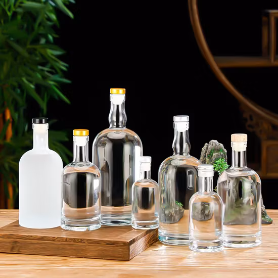 Amostra grátis 50ml 100ml 500ml 750ml Garrafa de vidro pulverizada colorida por atacado Garrafa de licor para Gin Vodka Whiskey
